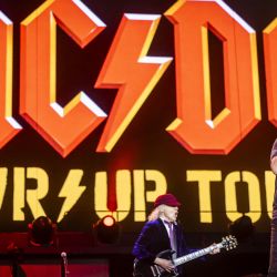 Brian Johnson y Angus Young de AC/DC actúan en el escenario como parte de su "Power Up Tour" en el Johan Cruijff Arena de Ámsterdam. | Foto:Marcel Krijgsman / ANP / AFP