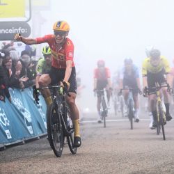 El ciclista danés del equipo Uno-X, Magnus Cort Nielsen, celebra después de cruzar la línea de meta para ganar la segunda etapa de la 76ª edición de la carrera ciclista Criterium du Dauphine, 142 km entre Gannat y Col de la Loge, cerca de La Chamba, en el centro de Francia. | Foto:Thomas Samson / AFP