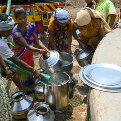 En esta foto los aldeanos llenan ollas con agua de un camión cisterna en el distrito de Shahapur del estado indio de Maharashtra, en medio de una ola de calor en curso. | Foto:Indranil Mukherjee / AFP