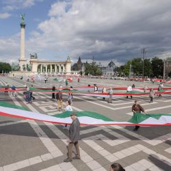 Imagen de personas marchando con una bandera húngara de 1.848 metros de largo para celebrar el Día de la Unidad Nacional, en Budapest, Hungría. | Foto:Xinhua/Attila Volgyi