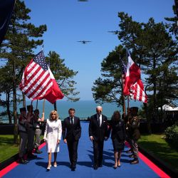 La esposa del presidente francés Brigitte Macron, el presidente de Francia Emmanuel Macron, el presidente estadounidense Joe Biden y la primera dama estadounidense Jill Biden llegan para asistir a la ceremonia estadounidense que conmemora el 80º aniversario del desembarco aliado del "Día D" de la Segunda Guerra Mundial en Normandía. en el Cementerio y Memorial Americano de Normandía en Colleville-sur-Mer, con vistas a la playa de Omaha en el noroeste de Francia.  | Foto:Daniel Cole / PISCINA / AFP