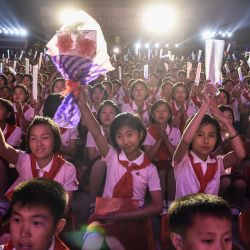 Los escolares participan en las celebraciones del 78.º aniversario de la Unión de Niños Coreanos (KCU) en el teatro al aire libre del Parque Juvenil Municipal de Pyongyang, en Pyongyang. | Foto:Kim Won Jin / AFP