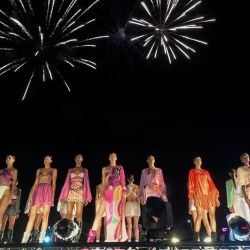 Modelos presentan creaciones del diseñador español Custo Barcelona durante el evento inaugural de la Feria de Moda Distrito Moda en Palmira, Colombia. | Foto:JOAQUIN SARMIENTO / AFP
