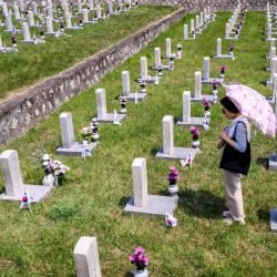 Una mujer visita una tumba en el Cementerio Nacional mientras Corea del Sur celebra el Día de los Caídos, que honra a quienes murieron durante la Guerra de Corea de 1950-53 y en otras operaciones mientras servían a su país, en Seúl. | Foto:ANTHONY WALLACE /AFP