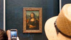 La Mona Lisa de Leonardo Da Vinci es la obra que más visitas recibe en la Sala de los Estados del Museo de Louvre.
