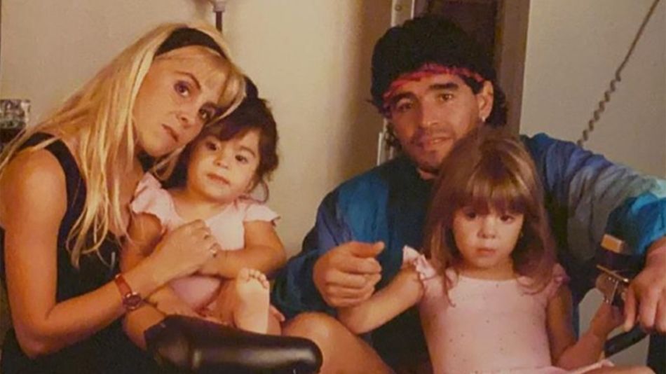 Diego Maradona junto a Claudia Villafañe, Dalma y Giannina Maradona