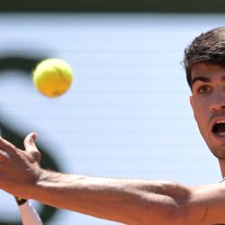 El español Carlos Alcaraz regresa al italiano Jannik Sinner durante su partido de semifinales masculino en la cancha Philippe-Chatrier el día trece del torneo de tenis del Abierto de Francia en el complejo Roland Garros de París. | Foto:Bertrand Guay /AFP