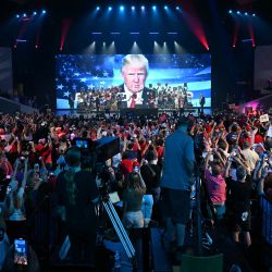 El expresidente de Estados Unidos y candidato presidencial republicano para 2024, Donald Trump, participa en un evento en el ayuntamiento en Dream City Church en Phoenix, Arizona. | Foto:JIM WATSON / AFP