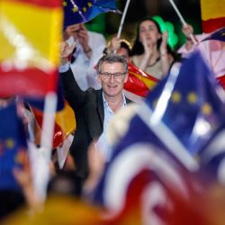 El líder del partido opositor de derecha Partido Popular (PP), Alberto Núñez Feijoo, saluda a sus seguidores en el escenario durante una reunión de campaña antes de las próximas elecciones al Parlamento Europeo en Madrid. | Foto:OSCAR DEL POZO / AFP