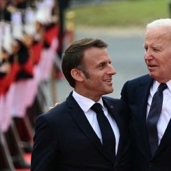 El presidente de Francia, Emmanuel Macron y el presidente estadounidense, Joe Biden, llegan para asistir a la ceremonia conmemorativa internacional en la playa de Omaha para conmemorar el 80º aniversario del desembarco aliado del "Día D" de la Segunda Guerra Mundial en Normandía, en Saint-Laurent-sur-Mer. en el noroeste de Francia. | Foto:MIGUEL MEDINA/AFP