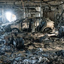 Esta fotografía muestra un vehículo dañado por un incendio dentro del concesionario de automóviles Sodauto en Magenta, en los suburbios de Vallee des Colons, en el territorio francés de Nueva Caledonia en el Pacífico, en Noumea, más de dos semanas después de que estallaran disturbios mortales en el territorio del Pacífico. | Foto:Delphine Mayeur / AFP