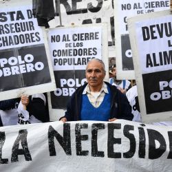 Integrantes de organizaciones sociales protestan en Avellaneda, provincia de Buenos Aires, pidiendo al gobierno que entregue alimentos a comedores populares de sectores vulnerables. | Foto:Luis Robayo/AFP