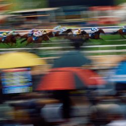 Los jinetes montan sus caballos durante una carrera el primer día del evento de carreras de caballos del Epsom Derby Festival en Surrey, sur de Inglaterra. | Foto:BENJAMIN CREMEL / AFP