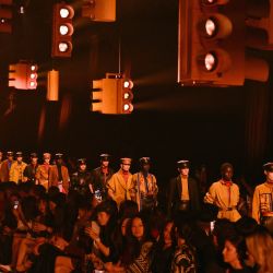 Modelos caminan por la pasarela para el segundo capítulo del desfile de moda Hermes Women's prêt-à-porter Otoño-Invierno 2024 en Nueva York. | Foto:Angela Weiss / AFP