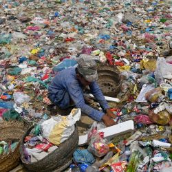 Un trapero busca artículos reciclables en el Día Mundial del Medio Ambiente, en un vertedero de basura en Karachi, Pakistán. | Foto:RIZWAN TABASSUM / AFP