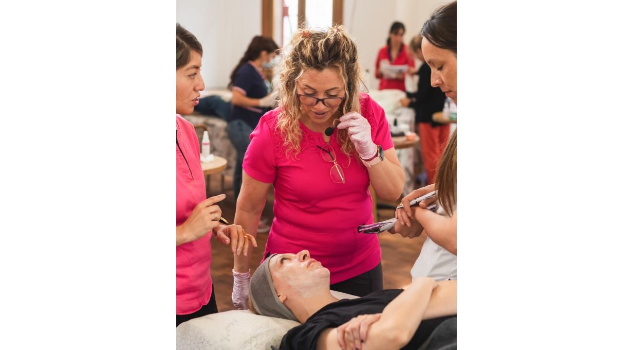 "De la Superación a la Pasión por la Estética: La Historia Detrás de la Academia Andrea del Valle Lemos"