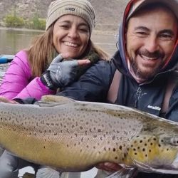 La pescadora del trofeo es Patricia Canale, oriunda de Plaza Huincul. 