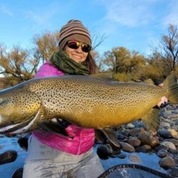 La pescadora del trofeo es Patricia Canale, oriunda de Plaza Huincul. 