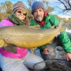 La pescadora del trofeo es Patricia Canale, oriunda de Plaza Huincul. 