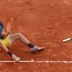 El español Carlos Alcaraz celebra tras ganar su partido final individual masculino contra el alemán Alexander Zverev en la cancha Philippe-Chatrier el día quince del torneo de tenis del Abierto de Francia en el complejo Roland Garros de París. | Foto:EMMANUEL DUNAND / AFP