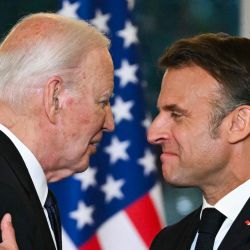 El presidente francés, Emmanuel Macron saluda al presidente estadounidense, Joe Biden, durante una cena oficial de estado como parte de la visita de estado del presidente estadounidense a Francia, en el Palacio Presidencial del Elíseo en París. | Foto:SAUL LOEB / AFP