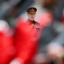 El rey Carlos III de Gran Bretaña mira a los guardias irlandeses marchando frente a él al final de una ceremonia en la que presenta nuevos colores a las compañías número 9 y 12, en el Castillo de Windsor, al oeste de Londres. Los nuevos colores serán los que participarán en el Trooping of the Color en el Desfile oficial del cumpleaños de Su Majestad en Londres el sábado 15 de junio de 2024. | Foto:Ben Stansall / POOL / AFP