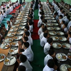 Imagen de estudiantes de escuela primaria preparándose para recibir comidas gratuitas proveídas por la Fundación China para el Desarrollo Rural, en Yangón, Myanmar. | Foto:Xinhua/Myo Kyaw Soe