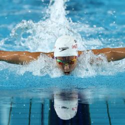 La australiana Emma McKeon compite en la final femenina de 100 m mariposa durante las pruebas de natación australianas en el Centro Acuático de Brisbane. | Foto:DAVID GRAY / AFP