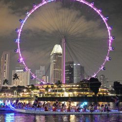 Personas practican el remo del bote del dragón antes del Festival del Bote del Dragón, en Singapur. | Foto:Xinhua/Then Chih Wey