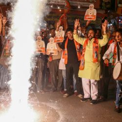 Partidarios que portaban retratos de Narendra Modi, líder del Partido Bharatiya Janata (BJP), estallaron petardos en Varanasi para celebrar después de que prestó juramento como Primer Ministro de la India para un tercer mandato durante la ceremonia de juramento en el palacio presidencial. Rashtrapati Bhavan en Nueva Delhi. | Foto:NIHARIKA KULKARNI / AFP