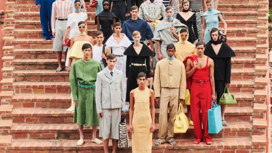 Jacquemus celebró sus 15 años con un homenaje a Brigitte Bardot en un desfile en Capri