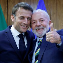 El presidente de Brasil, Luiz Inácio Lula da Silva y el presidente de Francia, Emmanuel Macron, posan para una fotografía durante una ceremonia de firma de un acuerdo bilateral en el Palacio Planalto en Brasilia. | Foto:Ludovic Marin / PISCINA / AFP