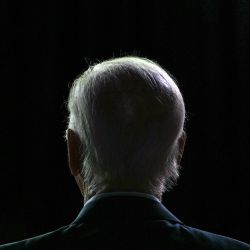 El presidente de Estados Unidos, Joe Biden, asiste a un concierto en el jardín sur de la Casa Blanca en Washington, DC. | Foto:BRENDAN SMIALOWSKI / AFP