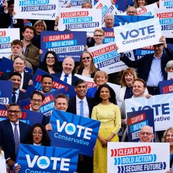 El primer ministro británico y líder del Partido Conservador, Rishi Sunak, y su esposa Akshata Murty posan con sus partidarios a su llegada para lanzar el manifiesto electoral general de los conservadores en Silverstone, en el centro de Inglaterra, en el período previo a las elecciones generales del Reino Unido. | Foto:BENJAMIN CREMEL / POOL / AFP
