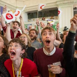 La gente reacciona durante la fiesta electoral del Partido Popular Socialista durante las elecciones a la Unión Europea en Christiansborg en Copenhague. | Foto:Bo Amstrup / Ritzau Scanpix / AFP