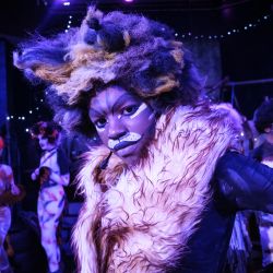 Los miembros del Dance Centre Kenya ensayan en el escenario antes de la noche de estreno del musical "Cats", el musical de mayor duración del mundo que se estrenó por primera vez en Londres en 1981, con una orquesta en vivo en Nairobi. | Foto:Yasuyoshi Chiba / AFP