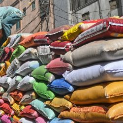 Los trabajadores cargan sacos de arroz en un camión en un mercado de Karachi, Pakistán. | Foto:RIZWAN TABASSUM / AFP