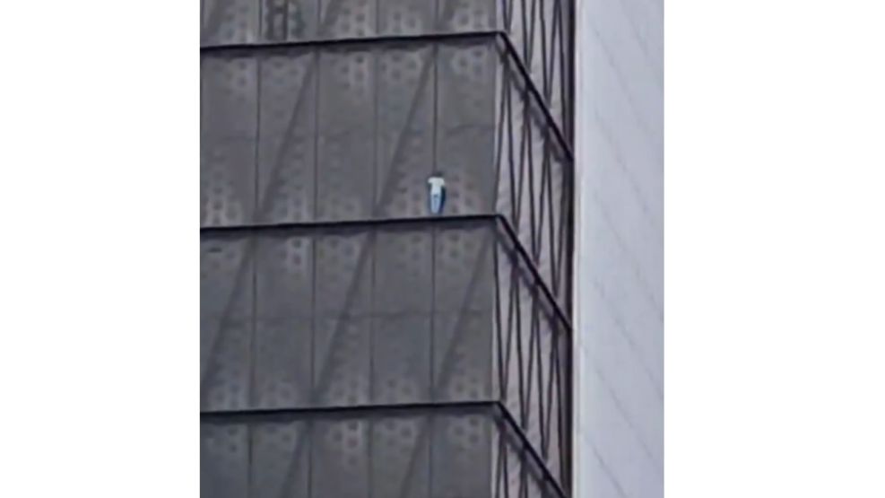 Un hombre se subió a un edificio de Puerto Madero