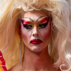 Donatella Fermata se mantiene fresca con un fanático del orgullo durante el Desfile del Orgullo de Boston en Boston, Massachusetts. | Foto:Joseph Prezioso / AFP