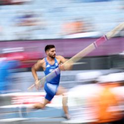El atleta griego Angelos-tzanis Andreoglou compite en salto con pértiga de decatlón masculino durante el Campeonato Europeo de Atletismo en el Estadio Olímpico de Roma. | Foto:ANNE-CHRISTINE POUJOULAT / AFP