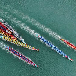 Imagen aérea tomada con un dron de concursantes participando en una carrera de bote del dragón en un puerto pesquero, en el distrito de Lianjiang, en la provincia de Fujian, en el sureste de China. | Foto:Xinhua/Jiang Kehong