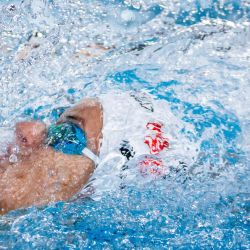 La australiana Kaylee McKeown compite en la final femenina de 100 m espalda durante las pruebas de natación australianas en el Centro Acuático de Brisbane. | Foto:PATRICK HAMILTON / AFP