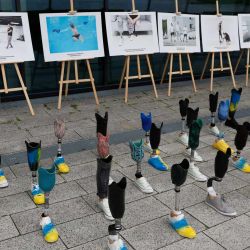 Prótesis de pierna con zapatos decorados con los colores de Ucrania se ven frente a la sede de la Conferencia de Recuperación de Ucrania en Berlín. | Foto:ODD ANDERSEN / AFP