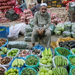 Un vendedor de verduras espera a los clientes en un mercado en Islamabad, Pakistán. | Foto:AAMIR QURESHI/AFP