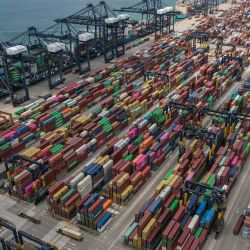 Una vista aérea muestra contenedores de carga apilados en el puerto de Yantian en Shenzhen, en la provincia de Guangdong, en el sur de China. | Foto:JADE GAO / AFP