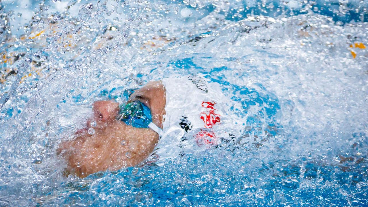 La australiana Kaylee McKeown compite en la final femenina de 100 m espalda durante las pruebas de natación australianas en el Centro Acuático de Brisbane. | Foto:PATRICK HAMILTON / AFP