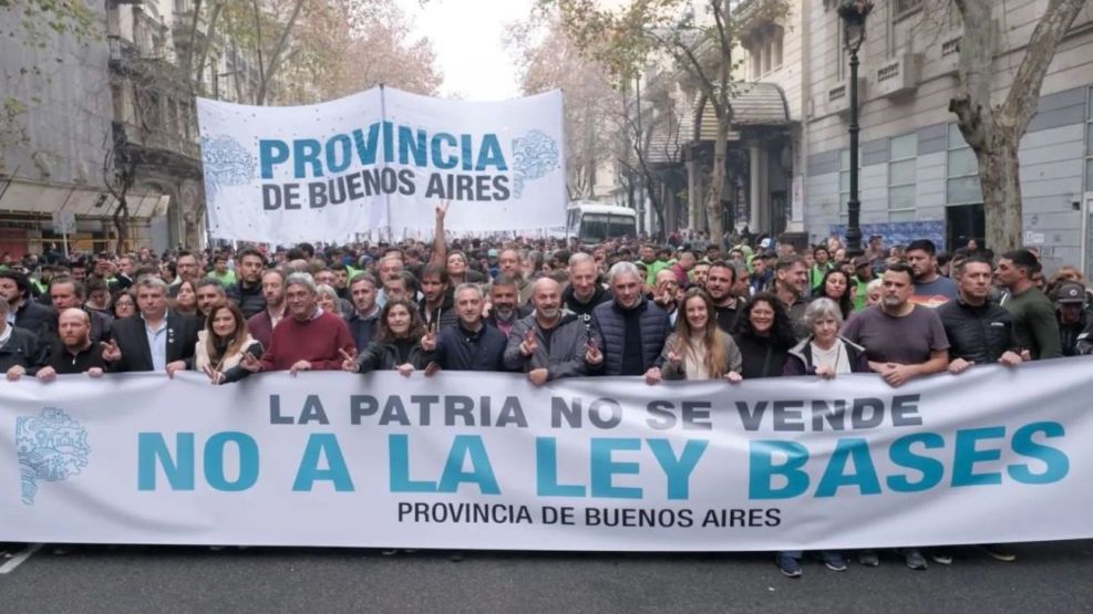 Políticos de la Provincia de Buenos Aires marchando contra la Ley Bases