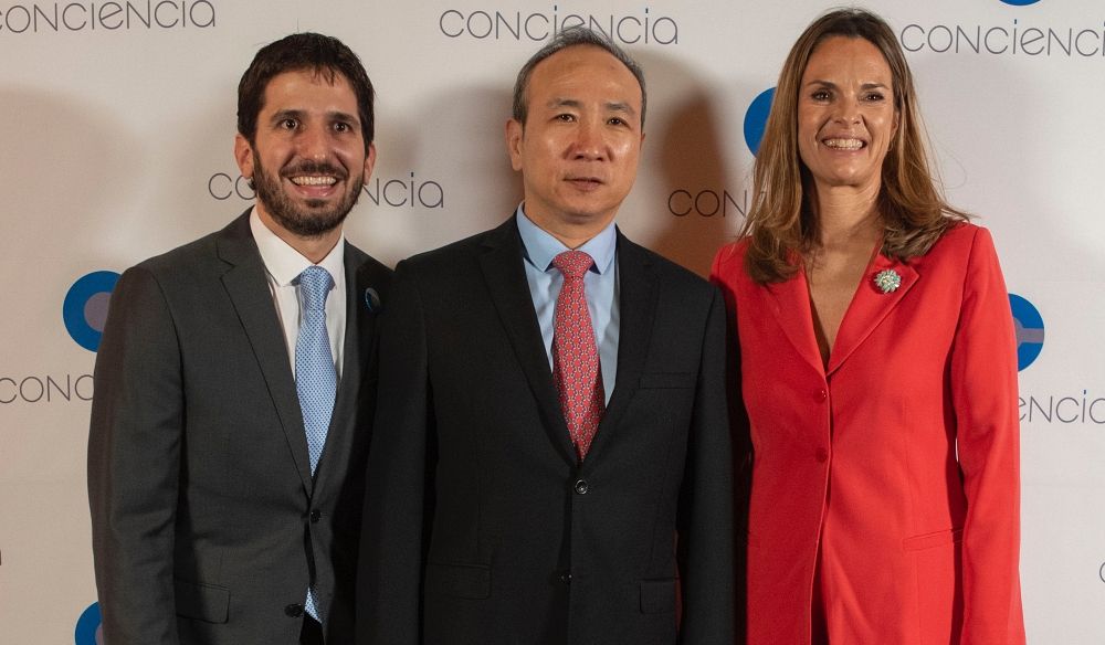 Conciencia 2024. El embajador chino Wang Wei, con Juan M.Fernández Alves y Silvana Vives.