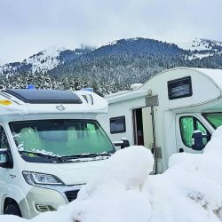 Motorhomes y casas rodantes (sí, también)deben usar cadenas cuando haya hielo en la ruta. Centro: aislar cañerías de agua y gas para que no se congelen, y planificar la recarga de combustible antes de que quede un 40 % en el tanque. En invierno el tiempo de exposición al sol es menor: tenerlo en  cuenta para los paneles.