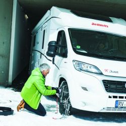 Motorhomes y casas rodantes (sí, también)deben usar cadenas cuando haya hielo en la ruta. Centro: aislar cañerías de agua y gas para que no se congelen, y planificar la recarga de combustible antes de que quede un 40 % en el tanque. En invierno el tiempo de exposición al sol es menor: tenerlo en  cuenta para los paneles.